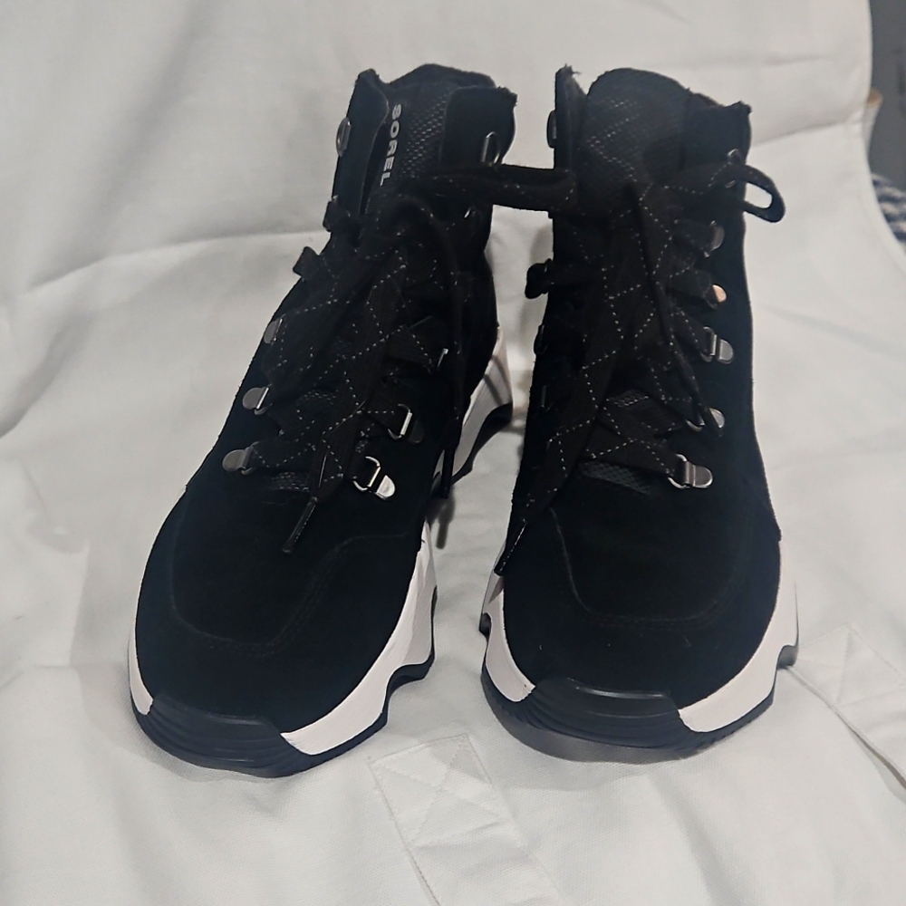 Sorel Womens Size 8 Kinetic Impact Conquest  Waterproof Insulated Sneaker Boots